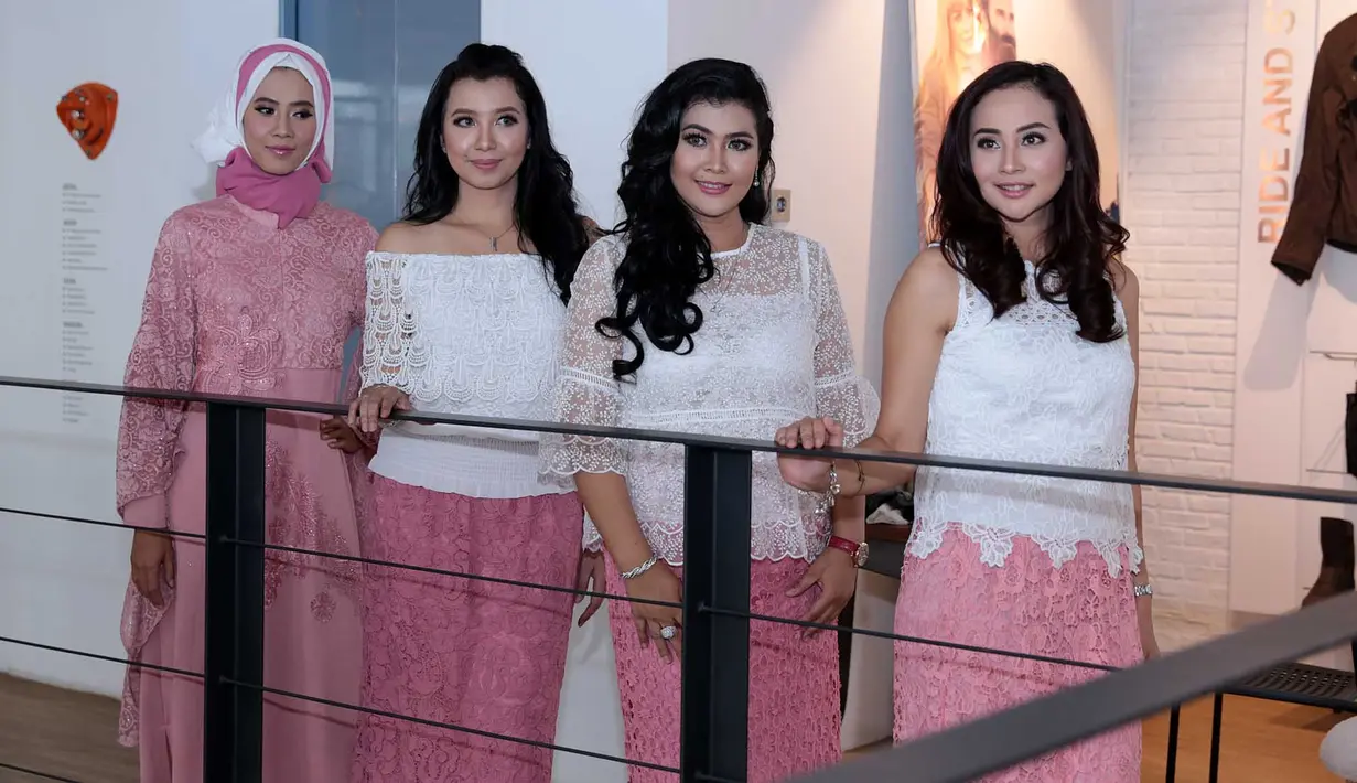 Grup vokal yang beranggotakan empat perempuan ini juga sudah mempersiapkan beberapa agenda kedepan. Selain merencanakan tur ke beberapa kota mulai bulan November mendatang, grup ini selanjutnya menggarap album. (Deki Prayoga/Bintang.com)