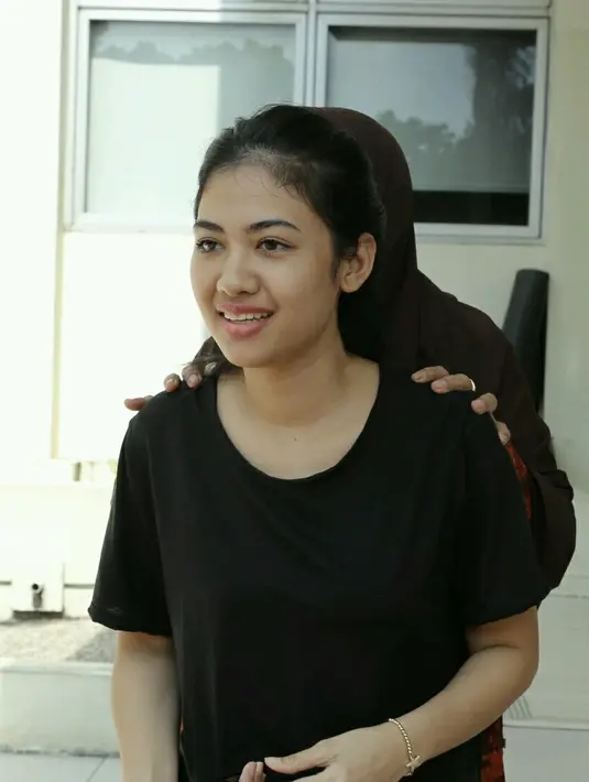 Selain itu, Della juga mengatakan bahwa saat ini secara perlahan Jupe juga sudah mulai bisa menelan, meskipun bukan makanan berat dan hanya air zam-zam yang disuapi dengan sendok. (Galih W. Satria/Bintang.com)