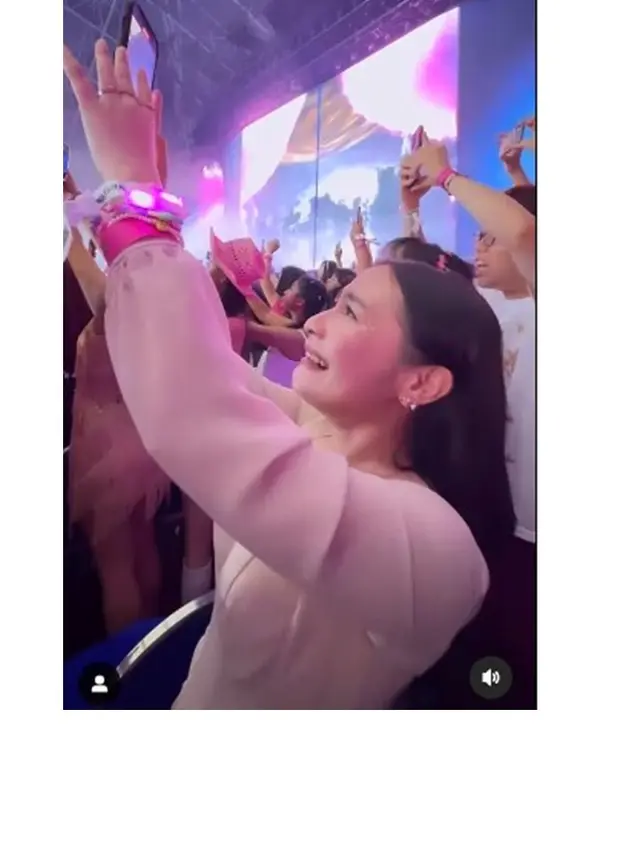 7 Potret Prilly Latuconsina saat Nonton Konser Taylor Swift, Sampai Nangis