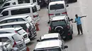 Sejumlah kendaraan melintasi Jalan Pramuka, Jakarta, Jumat (20/11). Banyaknya kendaraan pribadi yang parkir di kawasan tersebut menjadi salah satu penyebab kemacetan. terutama saat pagi hingga siang hari. (Liputan6.com/Immanuel Antonius)