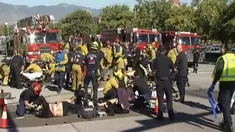 Petugas penyelamat memberikan pertolongan pada para korban penembakan di sebuah pusat layanan bagi kaum difabel Inland Regional Center di San Bernardino, California, Rabu (2/12). Sedikitnya 14 tewas dan 17 lainnya terluka. (REUTERS/NBCLA.COM)