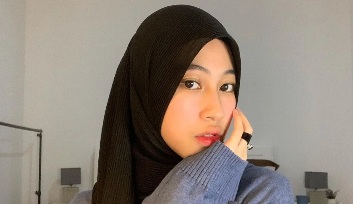 Pashmina hingga hijab segi empat yang dikenakan Adiba selalu cocok dengan dirinya. Tak sedikit warganet yang memuji pesona sulung dari bersaudara ini ketika unggah foto di Instagram pribadinya. Meski pamer wajah tanpa ekspresi, lawan main Syakir Daulay di film Cinta Subuh ini tetap cantik. (Liputan6.com/IG/@adiba.knza)
