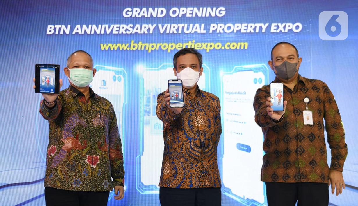 Wakil Direktur Utama BTN Nixon LP Napitupulu (tengah), Dirjen Pembiayaan Infrastruktur dan Perumahan Kementerian PUPR Herry Trisaputra Zuna dan Deputi Komisioner bidang Pengerahan Dana Tapera BP Tapera Eko Ariantoro menunjukkan BTN Virtual Property Expo di Jakarta (22/2/2022). (Liputan6.com/HO/BTN)