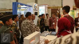 Presiden Joko Widodo saat meninjau stand Indonesia Infrastructure Week (IIW) dan Konstruksi Indonesia Tahun 2016 di Jakarta, Rabu (9/11). IIW 2016 menghadirkan 600 peserta pameran dari 37 negara. (Liputan6.com/Faizal Fanani)