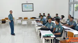 Citizen6, Surabaya: Pelatihan yang melibatkan perwira, bintara dan Pegawai Negeri Sipil tersebut diikuti 60 peserta. Sementara dari UNJ di wakili staf P2P UNJ Acmad Ridwan. (Pengirim: Penkobangdikal).