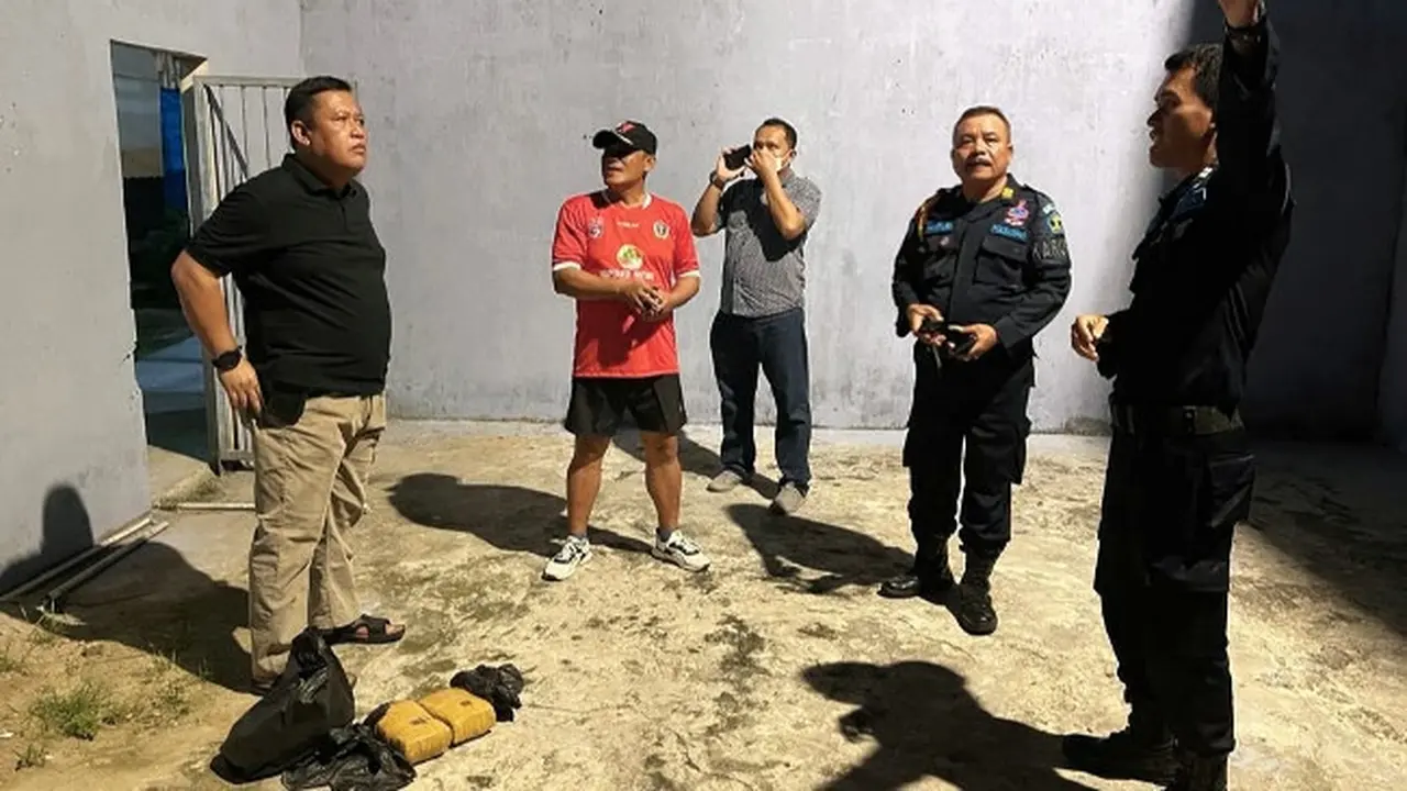 Petugas mengecek ganja yang dilempar oleh orang tak dikenal ke Lapas Pekanbaru.