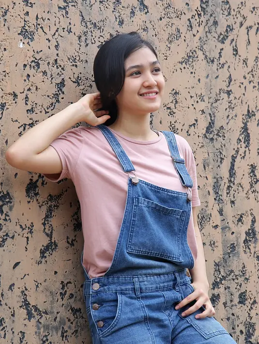 "Suka bawa novel, atau pun baca skenarionya, ngobrol sama pemain lain, terus main bareng, makan, suka dengerin musik sama temen-temen juga, satu lagi tidur, kalau bisa tidur, aku tidur," ungkap Cut Syifa kepada Bintang.com beberapa waktu lalu. 