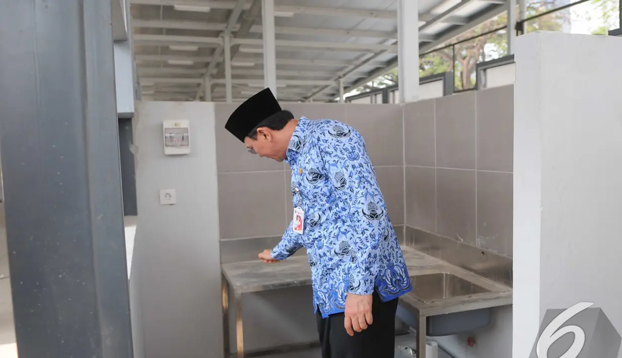 Ahok mengecek sarana dan prasarana di areal PKL IRTI Monas, Jakarta, Senin (10/11/2014) (Liputan6.com/Herman Zakharia)