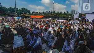 Massa Demo Sidang Putusan MK Gelar Salat Zuhur di Patung Kuda
