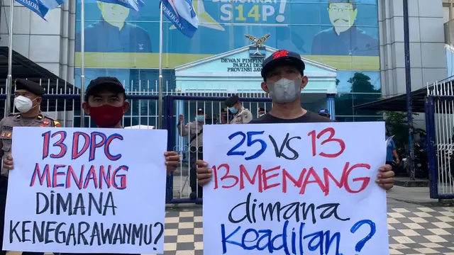 Demo menolak Emil Dardak jadi ketua DPD Demokrat Jatim.