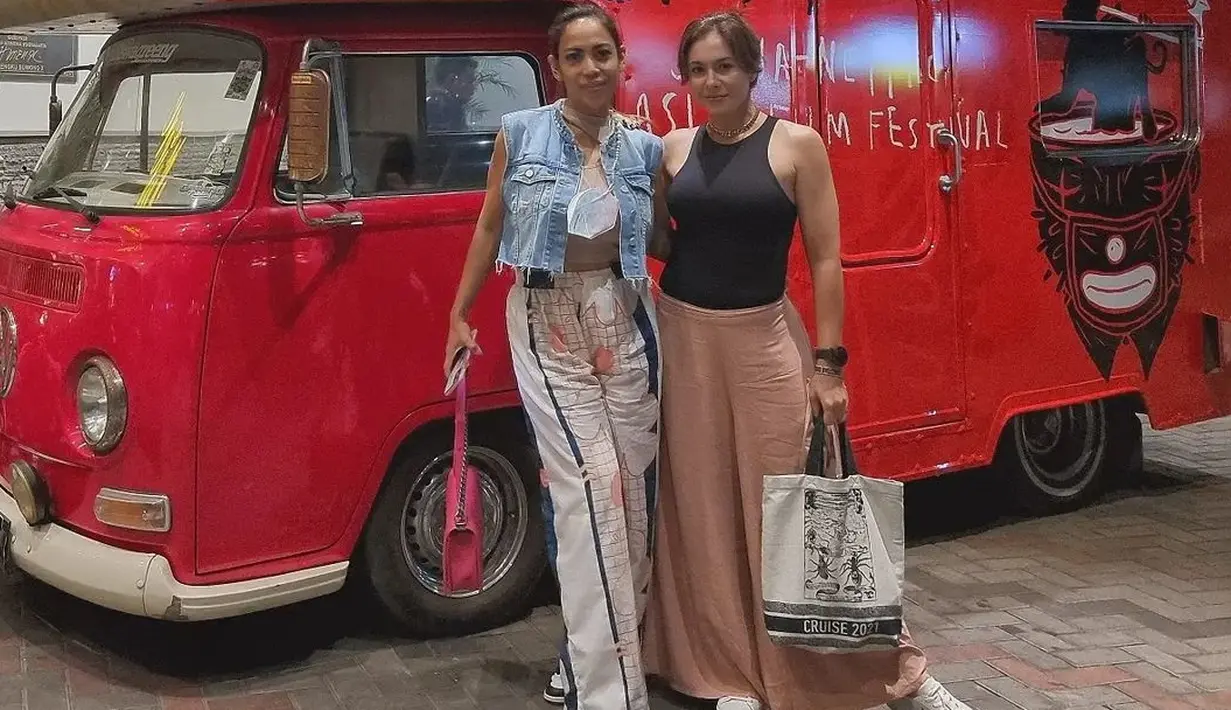 Di sini, terlihat Wulan Guritno tampil sederhana mengenakan tank top hitam dipadu dengan celana kain berwarna cokelat netral. Ia juga menenteng Christian Dior Cruise 2021 Tote Bag yang tidak dijual, karena hanya diberikan untuk klien VIP brand. Foto: Instagram.