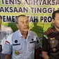 Kepala Kejati Riau Dr Supardi dan Gubernur Riau Syamsuar usai meresmikan lapangan tenis Adhiyaksa. (Liputan6.com/M Syukur)