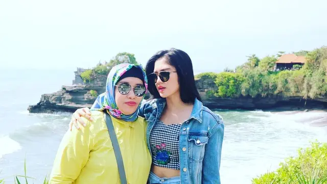 6 Potret Kebersamaan Ochi Rosdiana dan Ibunda, Selalu Kompak