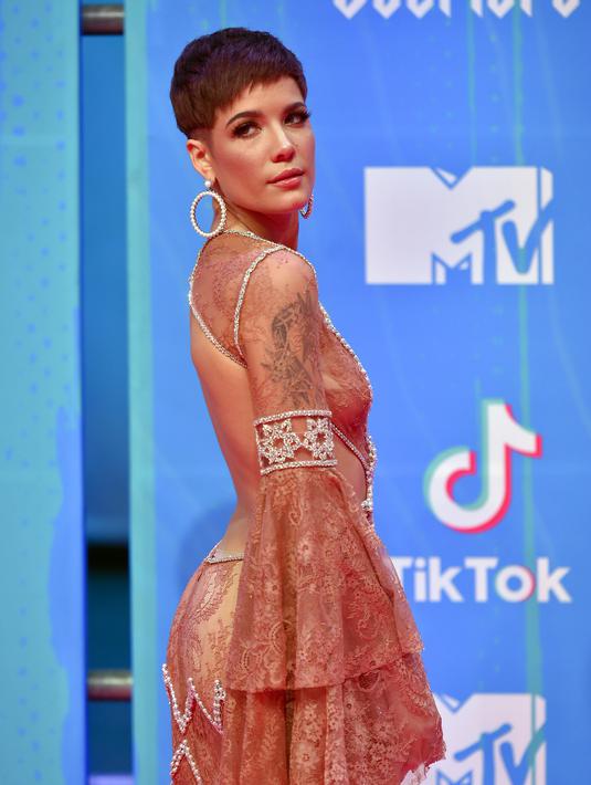 Foto Gaya Memukau Halsey Penyanyi Yang Berkolaborasi Dengan Bts Hot Liputan6 Com