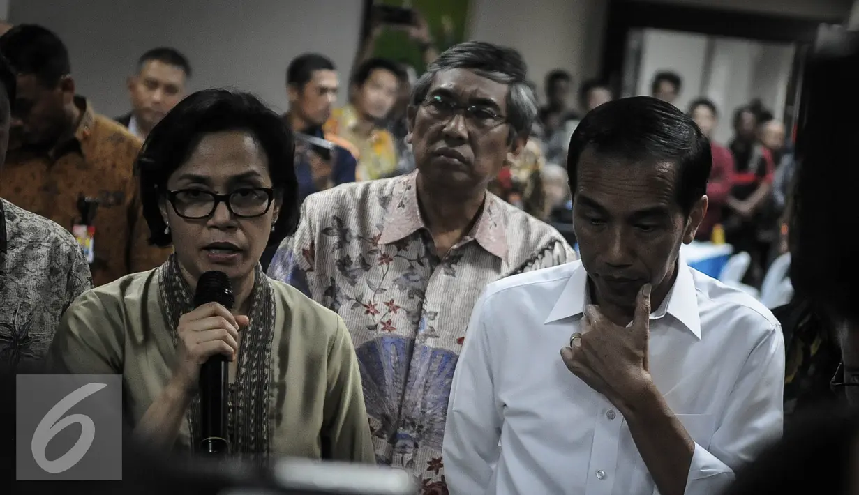 Menkeu Sri Mulyani (kiri) keterangan pers usai menemani Presiden Jokowi melakukan sidak di Kantor Pusat Dirjen Pajak, Jumat (30/9). Jokowi mengaku senang melihat antusias warga menyambut tax amnesty. (Liputan6.com/Faizal Fanani)