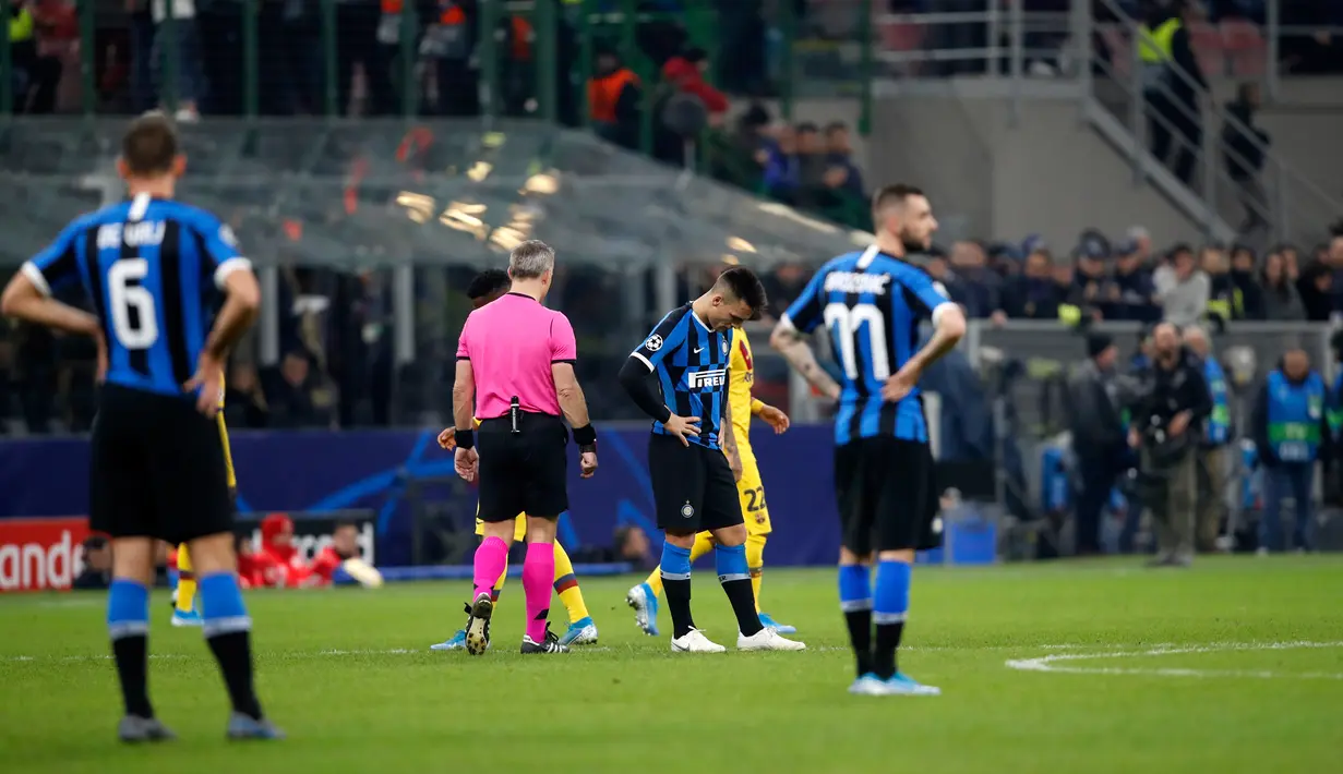 Ekspresi para pemain Inter Milan setelah pemain Barcelona Ansu Fati mencetak gol ke gawang mereka pada pertandingan Grup F Liga Champions di Stadion San Siro, Milan, Italia, Selasa (10/12/2019). Barcelona menang 2-1. (AP Photo/Antonio Calanni)