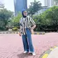 Zee Zee Shahab berpose mengenakan celana baggy jeans dan kemeja yang dipakaikan secara belel. (dok. Instagram @zeezeeshahab/https://www.instagram.com/p/C4NQ8zUro8_/?utm_source=ig_web_copy_link/Rusmia Nely)
