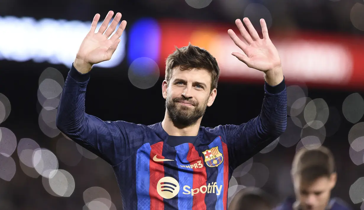 Berakhir sudah kebersamaan Gerard Pique bersama Barcelona yang telah dibelanya selama 15 musim sejak 2008/2009. Jebolan Akademi La Masia tersebut memutuskan pensiun secara mendadak dan secara resmi menjalani laga terakhirnya bersama Blaugrana di pekan ke-13 Liga Spanyol 2022/2023 kontra Almeria, Minggu (6/11/2022) dini hari WIB. (AFP/Josep Lago)