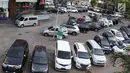 Sejumlah kendaraan parkir di pusat perbelanjaan di Jakarta, Kamis (10/1). Guna mengatasi kemacetan di Jabodetabek, Gubernur DKI  Jakarta Anies Baswedan berencana membangun beberapa lahan parkir di luar Jakarta. (Liputan6.com/Immanuel Antonius)