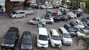 Sejumlah kendaraan parkir di pusat perbelanjaan di Jakarta, Kamis (10/1). Guna mengatasi kemacetan di Jabodetabek, Gubernur DKI  Jakarta Anies Baswedan berencana membangun beberapa lahan parkir di luar Jakarta. (Liputan6.com/Immanuel Antonius)