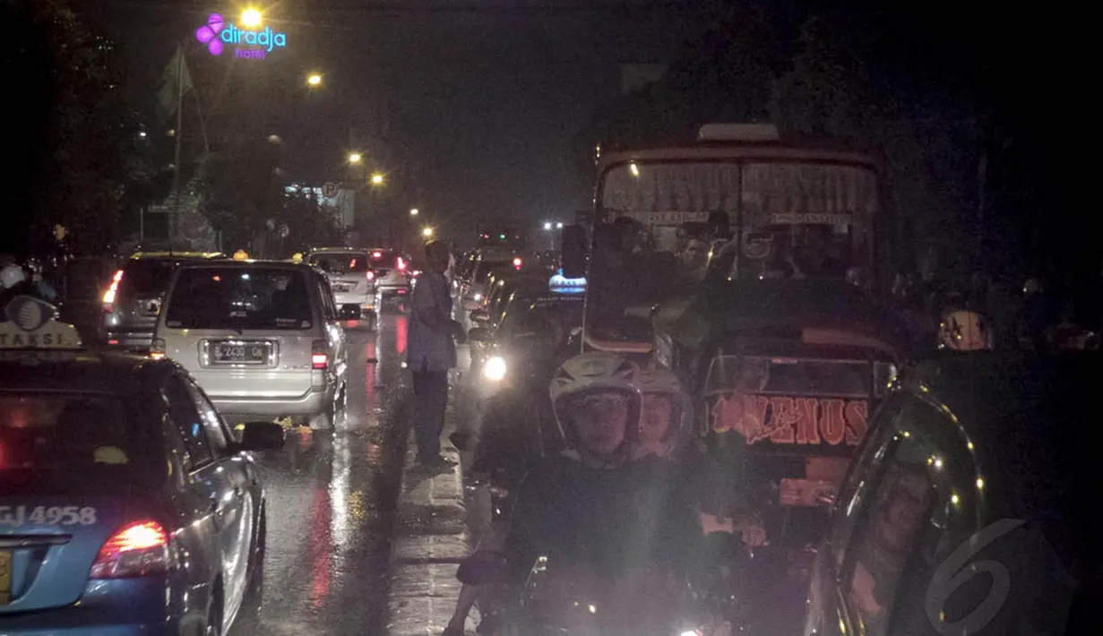 Sejumlah kendaraan terjebak macet akibat banjir yang merendam jalan Tendean, Jakarta, Senin (11/8/14). (Liputan6.com/Faizal Fanani)
