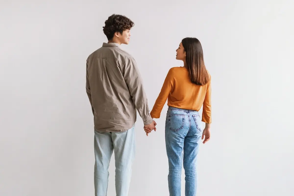 romantis bergandengan tangan
