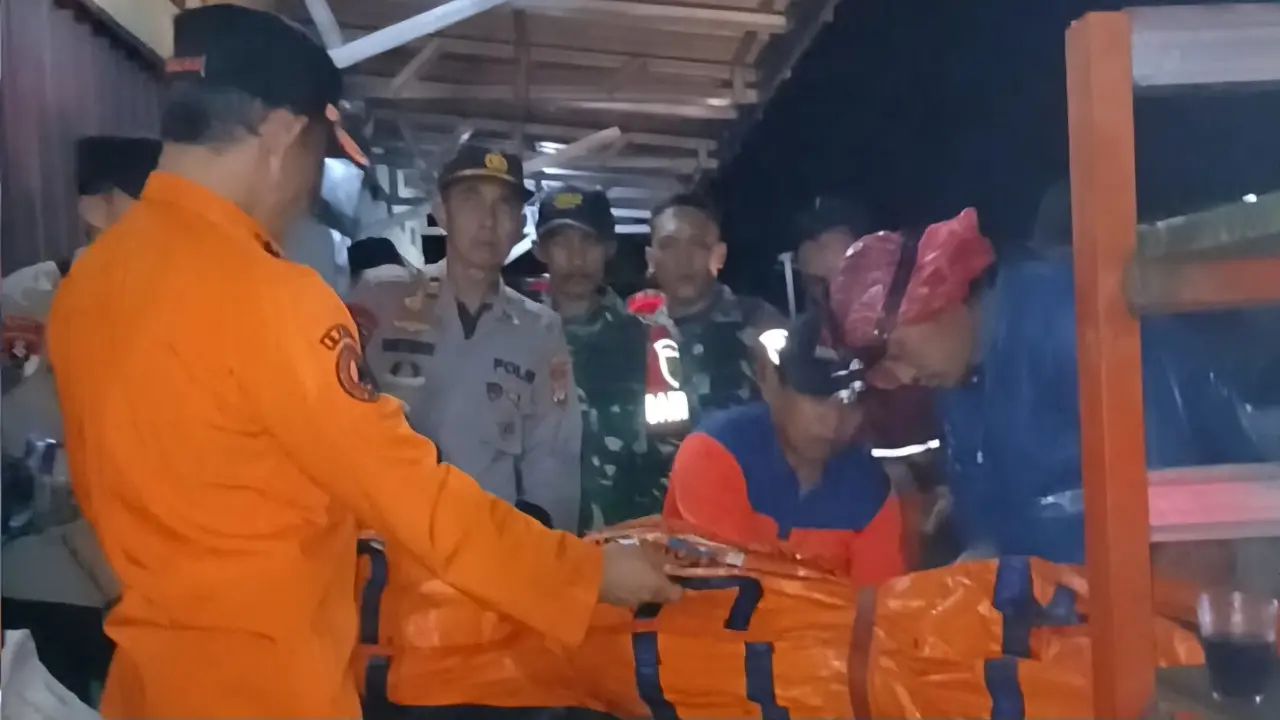 Proses evakuasi jasad pendaki yang tewas diduga mengalami hipotermia di Gunung Pesagi, Lampung Barat. Foto: (Istimewa).