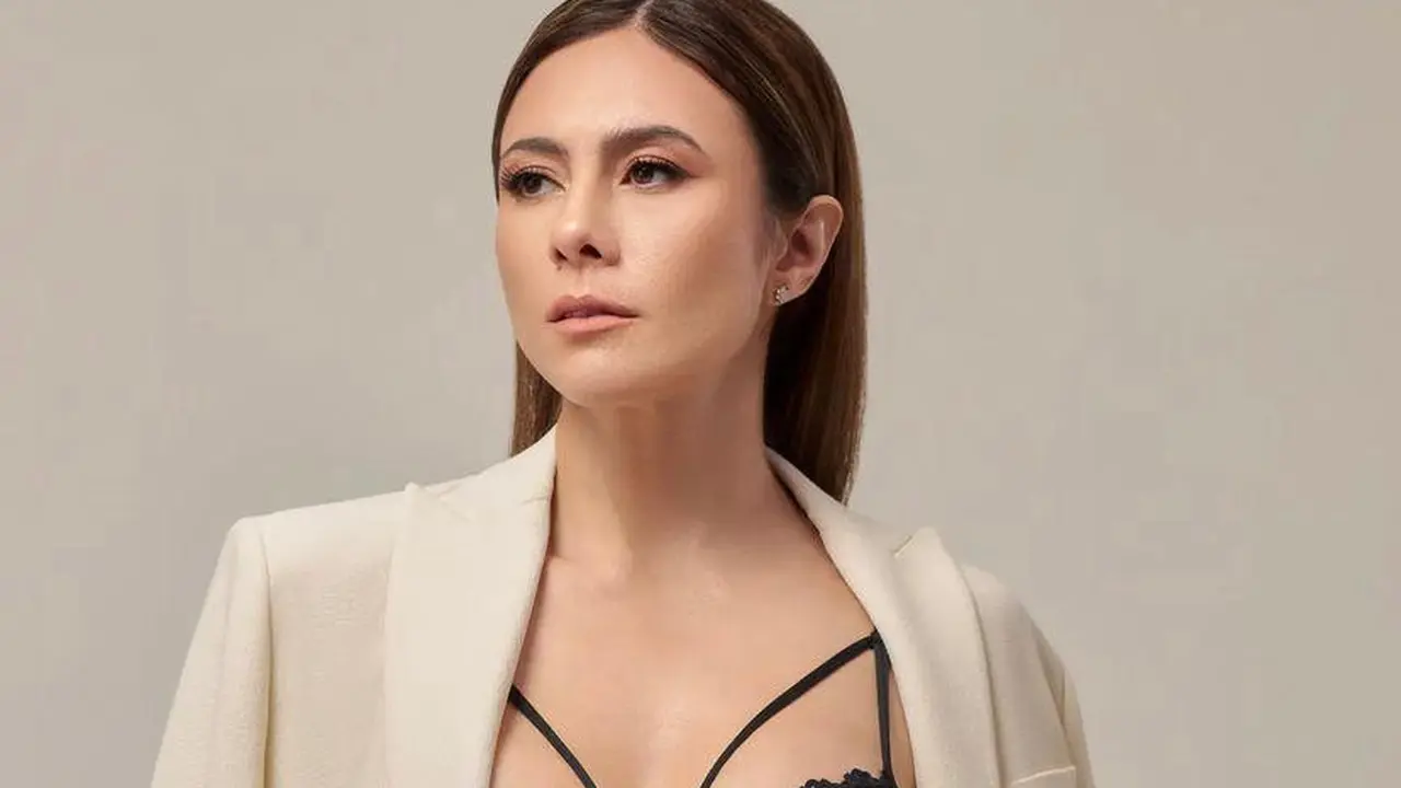 Pesona Seksi Wulan Guritno Berbalut Lingerie Hitam di Pemotretan Terbaru