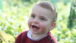 Pangeran Louis bermain di rerumputan rumahnya di Norfolk, Anmer Hall pada foto yang dirilis 22 April 2019. Foto ini menjadi yang pertama setelah pihak keluarga Pangeran William merilis sejumlah foto Pangeran Louis usai pembaptisan pada 9 Juli 2018. (THE DUCHESS OF CAMBRIDGE/KENSINGTON PALACE/AFP)