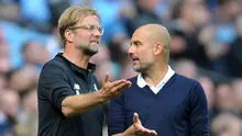 Pelatih Liverpool Juergen Klopp (kiri) dan pelatih Manchester City Pep Guardiola berdebat saat menyaksikan pertandingan Manchester City menjamu Liverpool di Stadion Etihad, Manchester (9/9). (AP Photo/Rui Vieira)