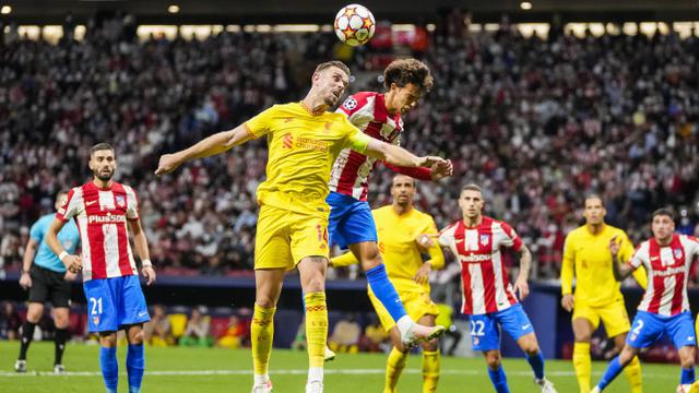 Foto: Antoine Griezmann Dikartu Merah, Mohamed Salah Bawa Liverpool Tekuk Atletico Madrid di Liga Champions