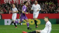 Pemain Sevilla terlihat lemas usai Marcos Asensio menciptakan gol di ajang Piala Copa del Rey, Spanyol, Kamis (12 /1). Hasil seri dengan Sevilla membuat Madrid mencatat 40 laga tanpa kekalahan, rekor tertinggi untuk klub Spanyol(AP Photo)