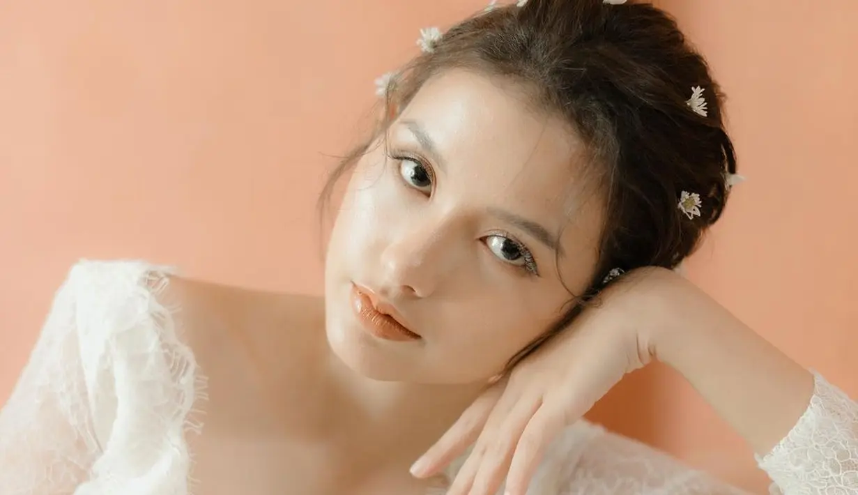 Selain cantik, Sarah Menzel juga dikenal sebagai pribadi yang mandiri. Ia diketahui memiliki bisnis yang dikelolanya sendiri, yaitu kafe di daerah Canggu, Bali dan tas anyaman. Foto: Instagram.