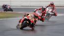 Marc Marquez bersaing ketat dengan Andrea Dovizioso, Danilo Petrucci pada balapan MotoGP San Mariono di Sikuit Marco Simoncelli, Misano Adriatico, Italia (10/9/2017). (AP/Antonio Calanni)