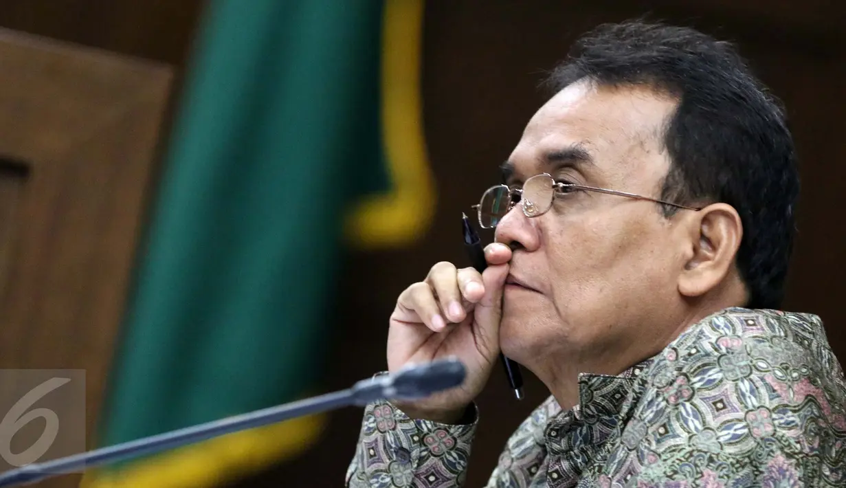 Mantan Panitera PN Jakpus Edy Nasution mendengarkan keterangan saksi di Pengadilan Tipikor, Jakarta, Rabu (14/9). Edy diduga menerima hadiah uang untuk mengurus sejumlah perkara terkait perusahaan Lippo Group di PN Jakpus (Liputan6.com/Helmi Afandi)