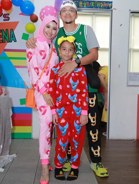 Pada perayaan hari ulang tahun Aleesya, ketiganya kompak menggunakan kostum bermotif yang sama.Meskipun menjadi ibu sambung, namun hubungan Bella dan Aleesya lengket banget. Aleesya juga mengungkapkan bagaimana cinta ayahnya dan Bella di akun media sosialnya.(Liputan6.com/IG/@laudyacynthiabella)