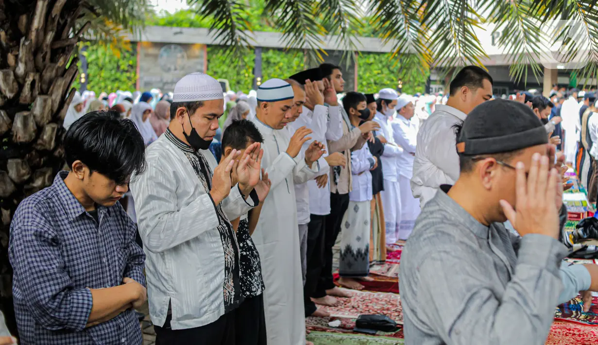 Diketahui, penetapan Hari Raya Idul Fitri pada 2023 ini berbeda antara pemerintah dan Muhammadiyah. Pemerintah menetapkan Hari Raya Idul Fitri pada Sabtu, 22 April 2023 besok. (Liputan6.com/Faizal Fanani)