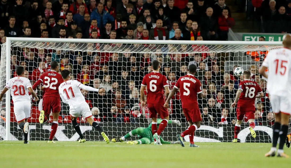 Proses terjadinya gol oleh striker Sevilla, Joaquin Correa,  ke gawang Liverpool pada laga Liga Champions di Stadion Anfield, Kamis (14/9/2017). Liverpool ditahan imbang 2-2 oleh Sevilla. (AP/Frank Augstein)