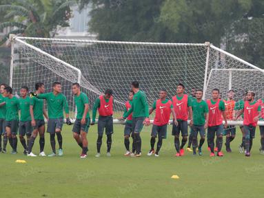 Kekompakan pemain Timnas Indonesia saat mengangkat gawang untuk berlatih di Lapangan Sekolah Pelita Harapan, Karawaci, Jakarta, (11/11/2016). (Bola.com/Nicklas Hanoatubun)