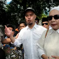 Musisi Ahmad Dhani bersama Ratna Sarumpaet mendatangi Gedung KPK, Jakarta, Kamis (2/6). Rencananya Dhani bersama sejumlah aktivis akan konser sekaligus demonstrasi 'Panggung Rakyat Tangkap Ahok' namun dilarang pihak keamanan. (Liputan6.com/Helmi Afandi)