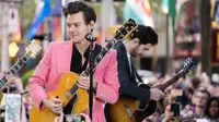 Penyanyi Harry Styles saat menghibur penonton di acara NBC "Today" di Rockefeller Plaza, New York (9/5). Mantan kekasih Taylor Swift ini menyuguhkan dua lagu terbarunya, Ever Since New York dan Carolina. (Charles Sykes/Invision/AP)