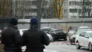 Seorang jenderal senior Rusia tewas akibat ledakan tersebut. Ledakan diduga berasal dari sebuah alat peledak atau bom yang dipasang di bawah mobilnya. Tampak dalam foto, para polisi berjaga di area dekat lokasi kejadian di mana Letnan Jenderal Fanil Sarvarov, kepala Direktorat Pelatihan Operasional Staf Umum Angkatan Bersenjata Rusia, tewas akibat alat peledak yang ditempatkan di bawah mobilnya di Moskow, Senin 22 Desember 2025. (AP Photo)
