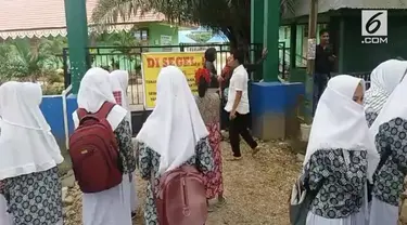 Akibat sengketa lahan, sebuah sekolah disegel ahli waris pemilik lahan. Akibatnya ratusan siswa telantar di depan sekolah dan kegiatan belajar mengajar lumpuh total.