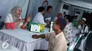 Sejumlah warga melakukan konsultasi kesehatan gratis di area Masjid Istiqlal, Jakarta, (3/7/2015).  Dalam acara tersebut diluncurkan “Gerakan Jakarta Mengaji”. (Liputan6.com/Helmi Afandi)