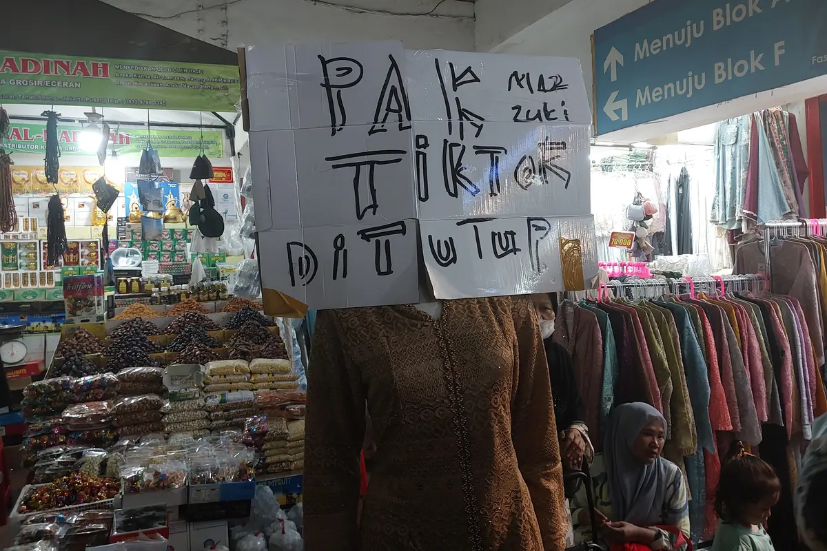 Para pedagang di Pasar Tanah Abang menulis permintaannya untuk menutup platform digital seperti TikTok Shop yang dinilai merebut pasar mereka.