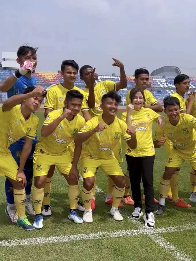 Tampilan Prilly Latuconsina Jadi Pemilik Klub Sepak Bola