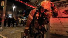 Seorang petugas tanggap darurat Israel berjalan di lokasi sekitar serangan rudal Iran di Tel Aviv, Israel, Sabtu 28 Maret 2026 pagi waktu setempat. Serangan rudal Iran kembali menghantam wilayah Tel Aviv, Israel, pada Sabtu 28 Maret 2026 pagi waktu setempat. (AP Photo/Maya Levin)