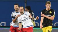 Dua pemain Hamburg, Emir Spahic (kiri) dan Pierre Michel Lasogga (tengah), merayakan gol ke gawang Borussia Dortmund pada laga Bundesliga di Volksparkstadion, Hamburg, Sabtu (21/11/2015) dini hari WIB. (AFP PHOTO / Carmen Jaspersen)