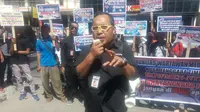 Aksi itu dilakukan sebagai bentuk protes terhadap Bupati Rote Ndao, Lens Haning yang diduga telah melakukan intimimidasi terhadap wartawan. (Liputan6.com/Ola Keda).