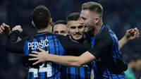 Pemain Inter Milan, Mauro Icardi dan rekan setimnya merayakan gol ke gawang Atalanta pada lanjutan Serie A Italia di Stadion San Siro, Senin (20/11). Sepasang gol kemenangan Inter dicetak dengan sangat apik oleh tandukan Icardi. (AP/Luca Bruno)